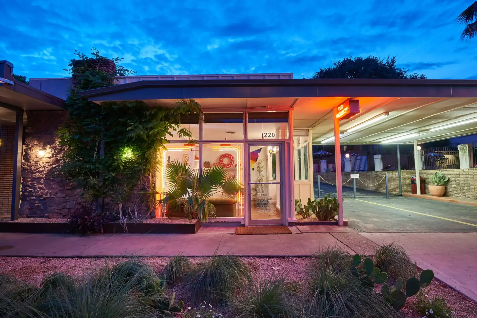 Austin Motel - Image 5 of 6